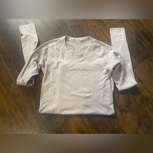 LULULEMON swiftly tech long sleeve with thumb holes.  Mauve color size small.